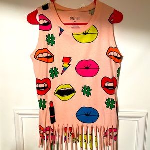 Bright graphic T, new with tags, retro throw back to self fabric fringe bottom